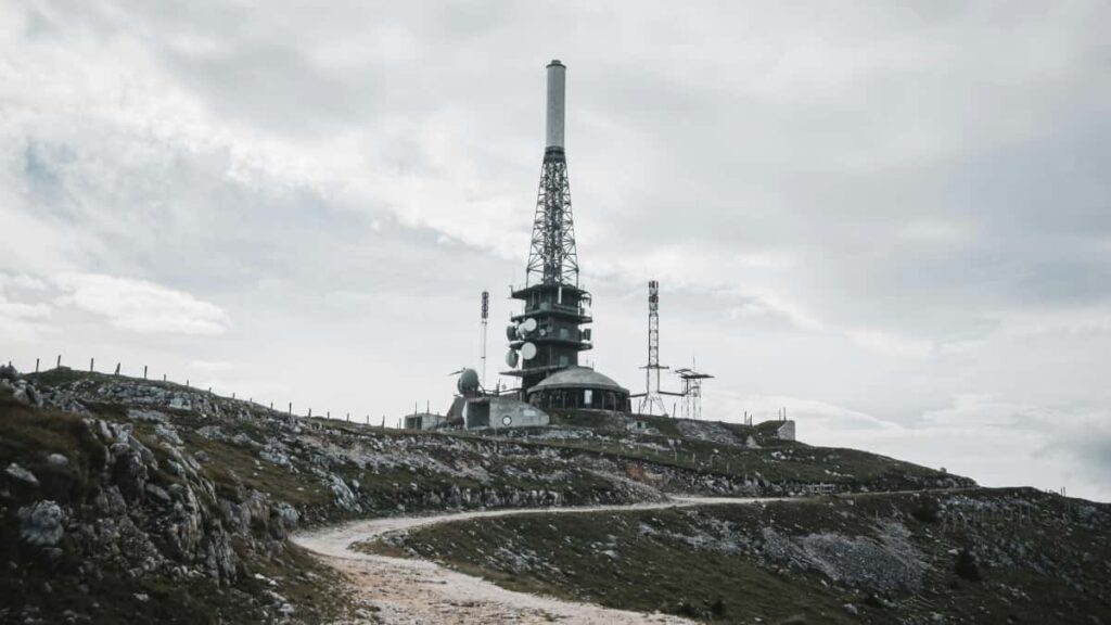 Praktisk guide for norske skapere som vil kontakte Mongolia-merker via Hulu og lage fashion lookbooks. Lokale taktikker, juridiske tips og kanaler.