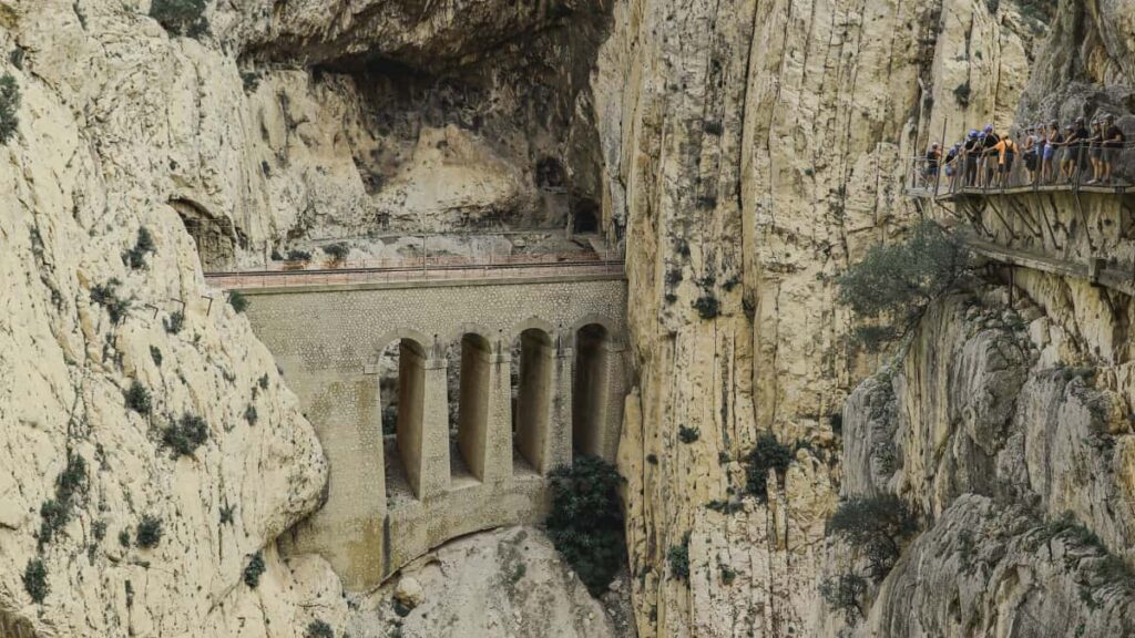 Praktisk guide for norske skapere: hvordan kontakte malaysiske merker pa Douyin for gratis prver, med lokale taktikker og risikooversikt.