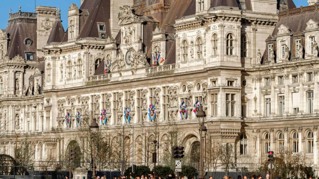 Praktisk guide for norske annonsrer: hvordan finne og samarbeide med chilenske Moj-creators for sminke-tutorials, inkl. kanaler, outreach-tekster og risikoer.