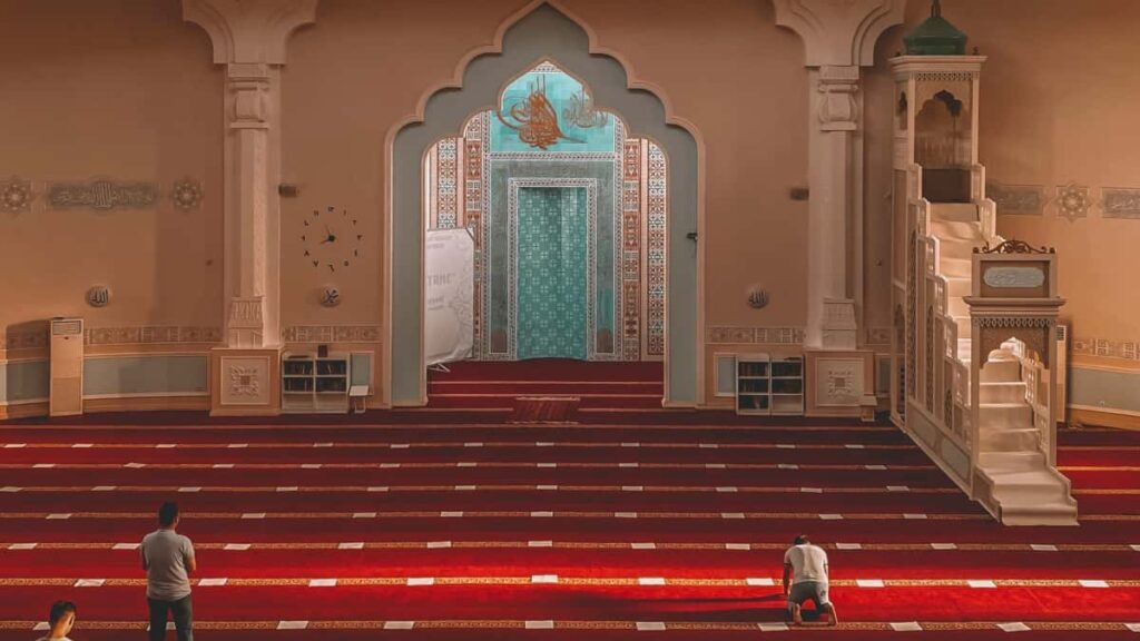 Praktisk guide for norske skapere som vil kontakte sveitsiske merker pa Josh og lage follow-up innhold fans digger taktikk, pitch-mal, og juridiske raske tips.