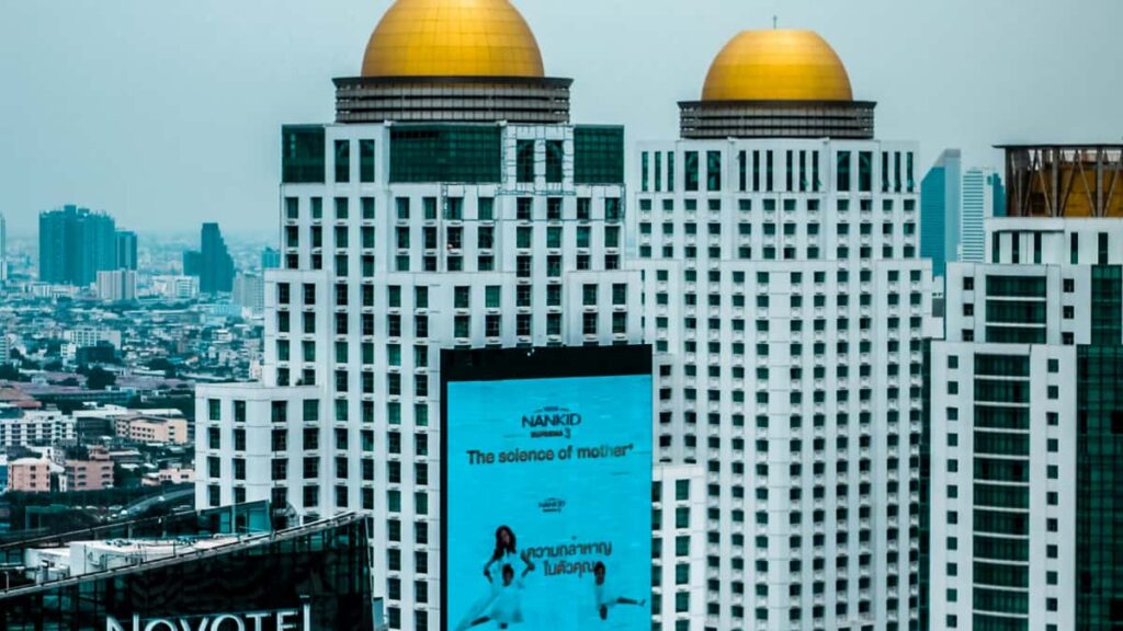 Praktisk guide for norske skapere som vil na UAE-merker pa ShareChat og lande unboxing-samarbeid. Lokale taktikker, outreach-maler, risiko og vekstmuligheter per 2026.