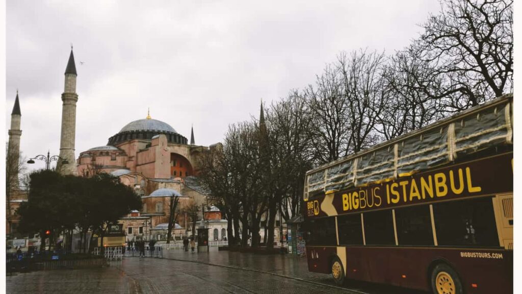 Praktisk guide for norske annonsrer som vil sende PR-pakker til franske Rumble-skaperne stegvis, lokale tips og samarbeidstriks.