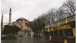 Praktisk guide for norske annonsrer som vil sende PR-pakker til franske Rumble-skaperne stegvis, lokale tips og samarbeidstriks.